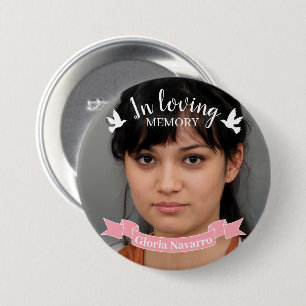 In een liefhebbende foto van een roze lint-witte d ronde button 7,6 cm