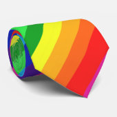 In een regenbooghemel met een gestreept patroon stropdas (Opgerold)