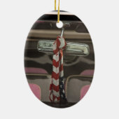 In een rockabilable auto keramisch ornament (Achterkant)