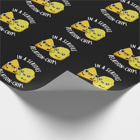 In een serieuze relatie-chip Funny Food Pun Dark B Cadeaupapier (Hoek)