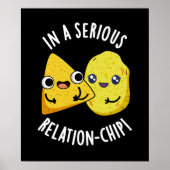 In een serieuze relatie-chip Funny Food Pun Dark B Poster (Voorkant)