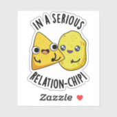 In een serieuze relatie-chip grappig voedsel woord sticker (Vel)