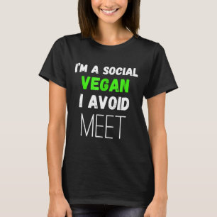 In een social vegan vermijd ik vlees introvert ple t-shirt