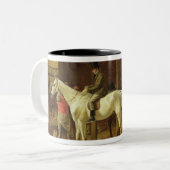 In een stabiele tweekleurige koffiemok (Voorkant links)