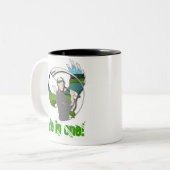 IN ÉÉN TWEEKLEURIGE KOFFIEMOK (Voorkant links)