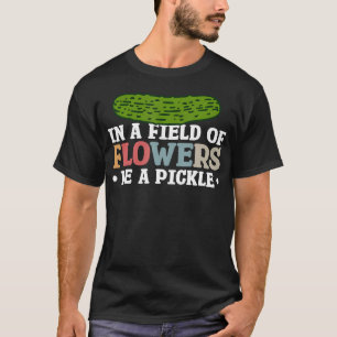 In Een Veld Met Bloemen Wees Een Augurk T-shirt