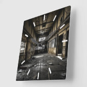 In een verlaten station vierkante klok (Hoek)