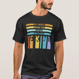 In een wereld Be Kind Liefde Tolerantie Idee Vrien T-shirt