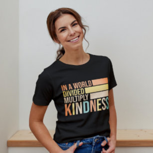 In een wereld met verdeelde veelvoud van de Kindne T-shirt