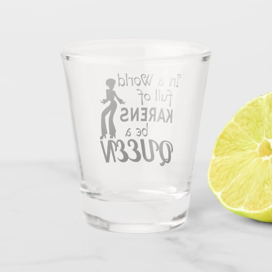 In een wereld van KARENS een KONINGIN Shot Glas (Achterkant)