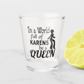 In een wereld van KARENS een KONINGIN Shot Glas (Voorkant)