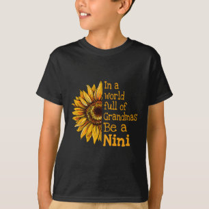 In Een Wereld Van Oma's Wees Een Nini Speciale Oma T-shirt