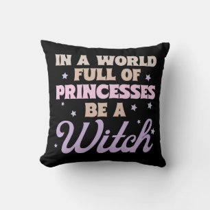 In een wereld van prinsessen wees een heks Hallowe Kussen