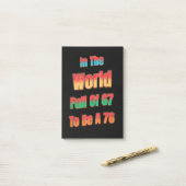In Een Wereld Vol 67 Om Een 76 Te Zijn Post-it® Notes (Op bureau)