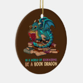 In een wereld vol boekwormen is een boekendraak keramisch ornament (Rechts)