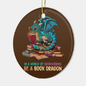 In een wereld vol boekwormen is een boekendraak keramisch ornament (Links)
