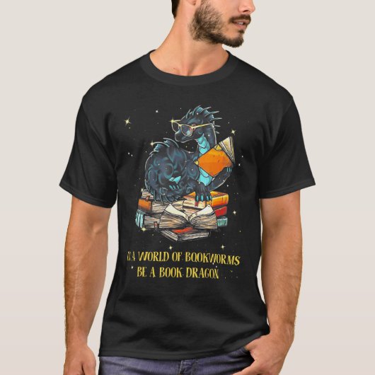 In een wereld vol boekwormen is een boekendraak t-shirt (Voorkant)