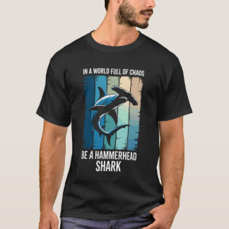 in Een Wereld Vol Chaos Wees Een Hamerhaai T-shirt