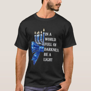 In Een Wereld Vol Duisternis Wees Een Licht Gelukk T-shirt
