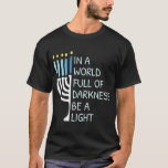 In een wereld vol duisternis, wees een lichtgelukk t-shirt<br><div class="desc">In een wereld vol duisternis,  wees een lichtgelukkige Chanoeka</div>