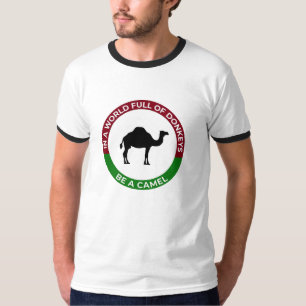 In een wereld vol ezels wees een kameel t-shirt