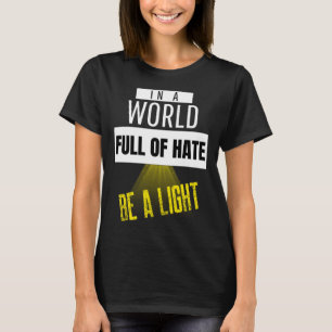 in een wereld vol haat een licht zijn t-shirt