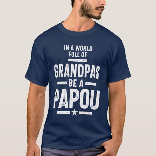 In een wereld vol met oma's ben je een pausje t-shirt (Voorkant)