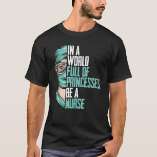 In Eén Wereld Vol Met Prinsessen Wees Een Verpleeg T-shirt