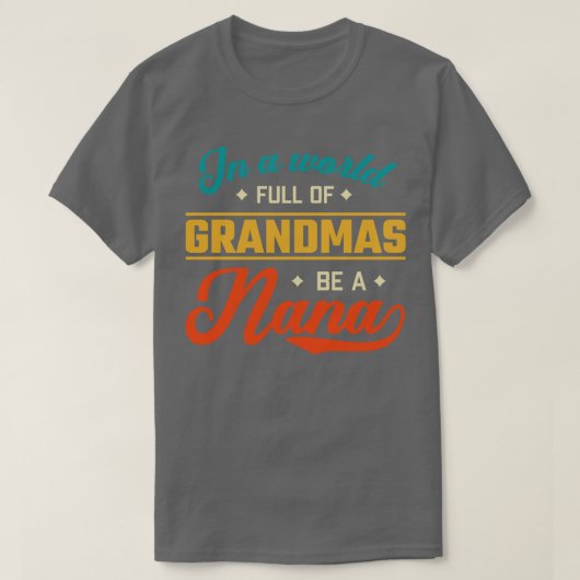 In een wereld vol oma's ben je een Nana T-shirt (Design voorkant)