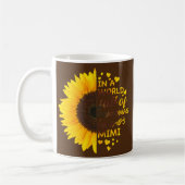 in een wereld vol oma's een mimi-zonnebloem zijn koffiemok (Links)