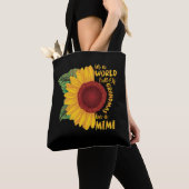 in een wereld vol oma's een mimi-zonnebloem zijn tote bag (Dichtbij)
