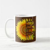 In een wereld vol oma's is een nonnie zonnebloem koffiemok (Links)