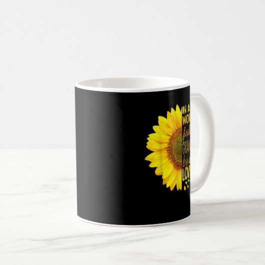In een wereld vol oma's is Lovey Sunflower Koffiemok (Voorkant rechts)