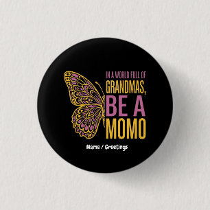 In een wereld vol oma's wees een Momo vlinder Ronde Button 3,2 Cm