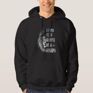 In Eén Wereld Vol Opa's Wees Een Opa Opa's  Hoodie