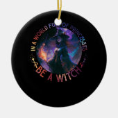 In een wereld vol prinsessen is een heks-halloween keramisch ornament (Voorkant)