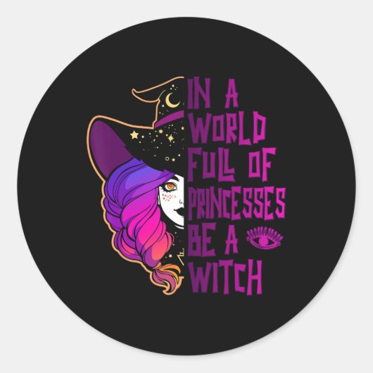 In een wereld vol prinsessen is een heks-halloween ronde sticker (Voorkant)