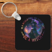 In een wereld vol prinsessen is een heks-halloween sleutelhanger (Voorkant)