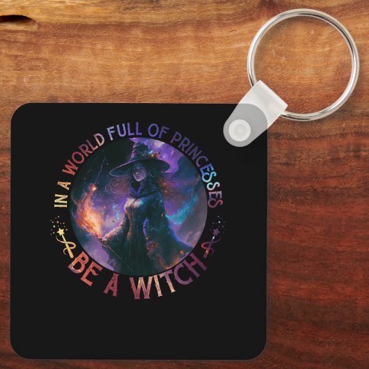 In een wereld vol prinsessen is een heks-halloween sleutelhanger (Achterkant)