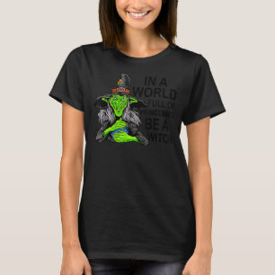 In een wereld vol prinsessen is een heks-halloween t-shirt