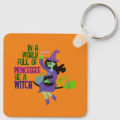 In een wereld vol prinsessen is een heks sleutelhanger (Achterkant)