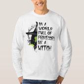 In een wereld vol prinsessen is een heks t-shirt (Voorkant)
