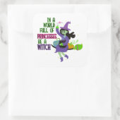 In een wereld vol prinsessen is een heks vierkante sticker (Tas)
