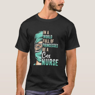 In een wereld vol prinsessen is een zuster Funny R T-shirt