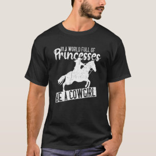 In Eén Wereld Vol Prinsessen Wees Een Cowgirl  Cow T-shirt