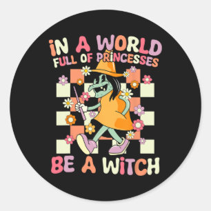 In een wereld vol prinsessen wees een heks plezier ronde sticker
