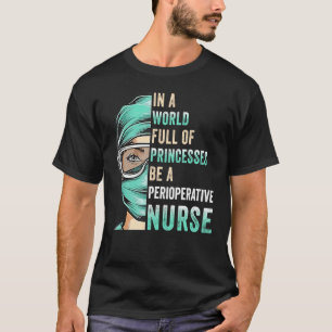 In Eén Wereld Vol Prinsessen Wees Een Verpleegkund T-shirt