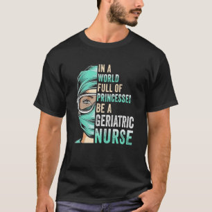 In Een Wereld Vol Prinsessen Wees Een Verpleegster T-shirt