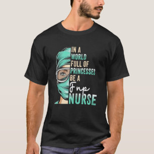 In Een Wereld Vol Prinsessen Wees Een Verpleegster T-shirt