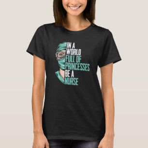 In Een Wereld Vol Prinsessen Wees Een Verpleegster T-shirt